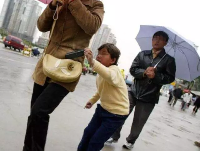 真人百家樂PTT版主偷錢的樣子，已有做馬賽克處理