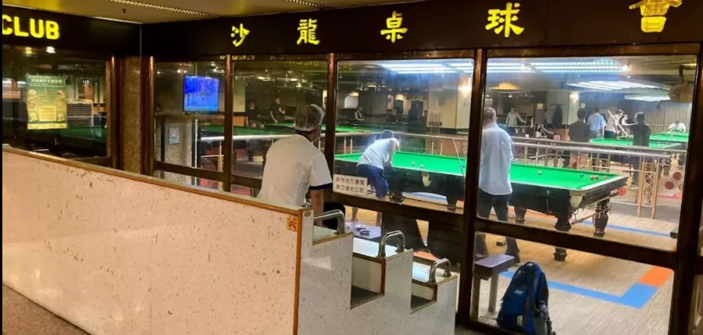 沙龍桌球會玩撞球